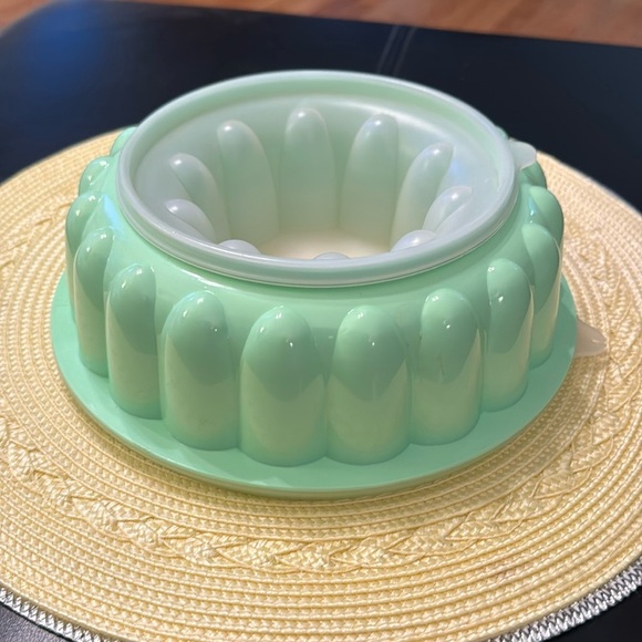 VINTAGE TUPPERWARE l Mint Green Jello Mold - Picture 1 of 5
